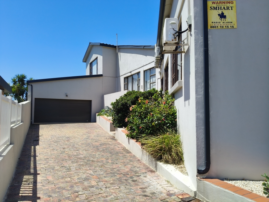 4 Bedroom Property for Sale in Wavecrest Eastern Cape